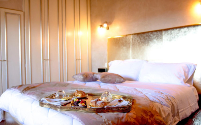 Opera Luxury Apartment