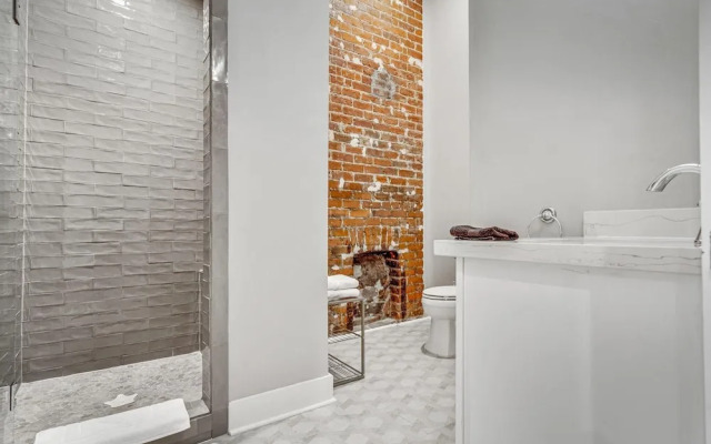 Luxurious Lower Garden District Condo w/ Balcony!