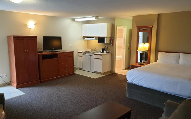Riverland Inn & Suites