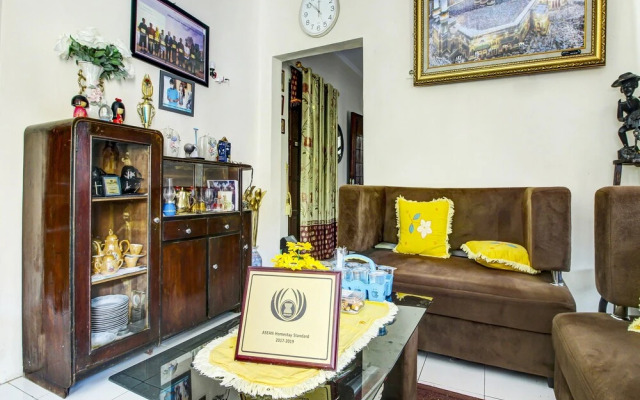 OYO HOMES 91242 Desa Wisata Cibuntu Kuningan Syariah