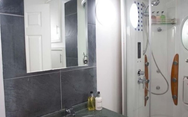 Snug Holiday Home in Gloucester Near Robinswood Hill Park