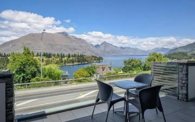 Luxury Lakeview 2 Bedroom Apartment