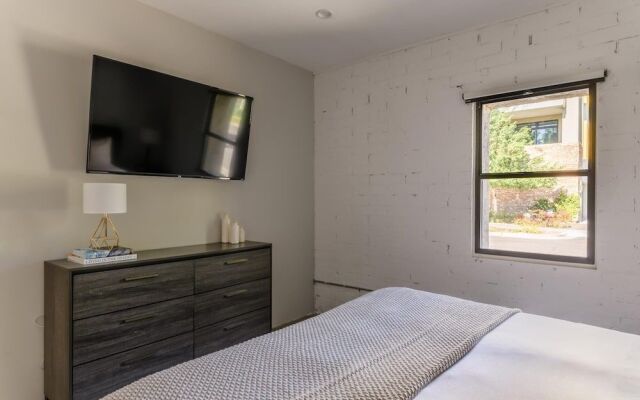 E Main St Unit B - Stellar