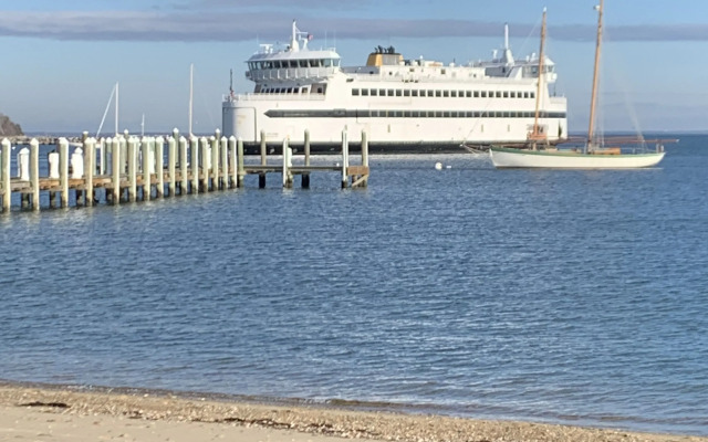 Vineyard Harbor Motel - Private Beach