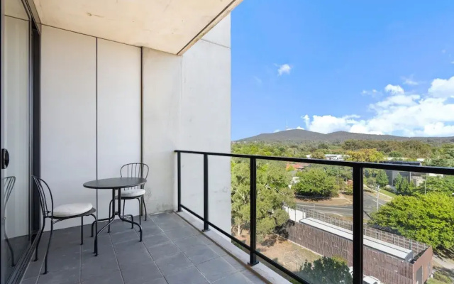 Chic 1-bed Apartment Near Canberra's Bustling CBD