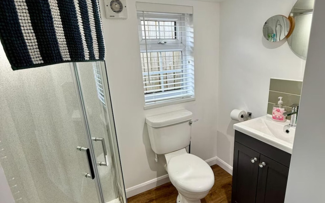1 Bed Cabin-sleeps 2, Hot Tub, Garden, Pets, Views