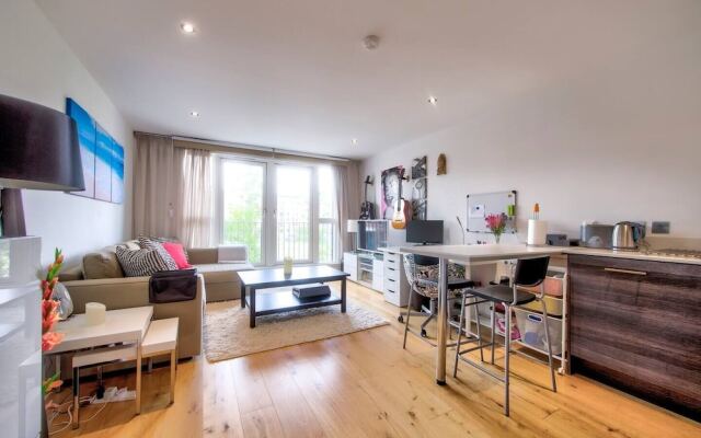 Bright, Modern 1 Bed in Melvin Walk