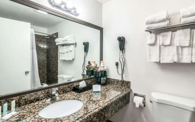 Quality Inn & Suites near Downtown Bakersfield