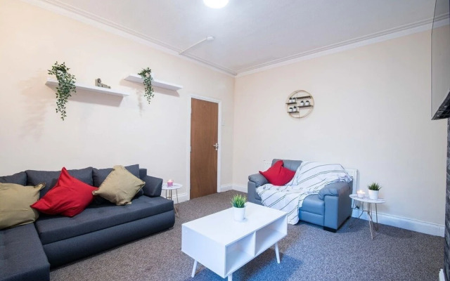 Contractor 4-bed House in Coventry