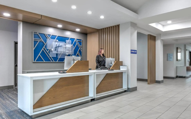 Holiday Inn Express Hotel & Suites Winnie by IHG