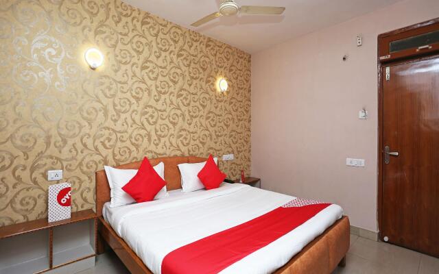 OYO 13669 Hotel Satnam