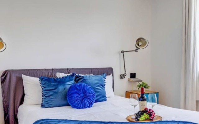 Luxe Lakefront Mansion Waterfront, Pompano Beach