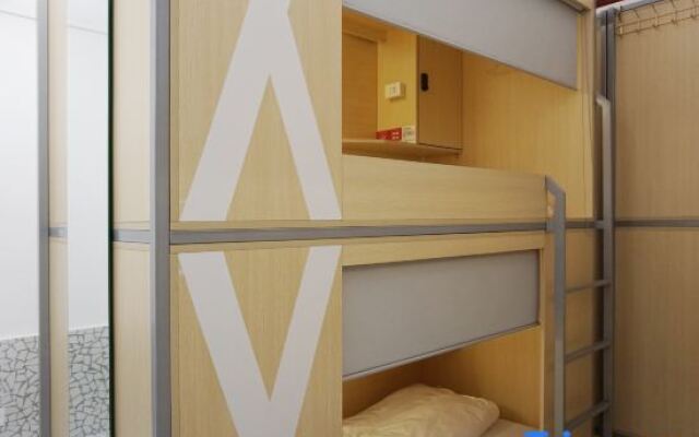 Weiliu Youth Hostel (Shanghai People's Square Jing'an Joy City Branch)