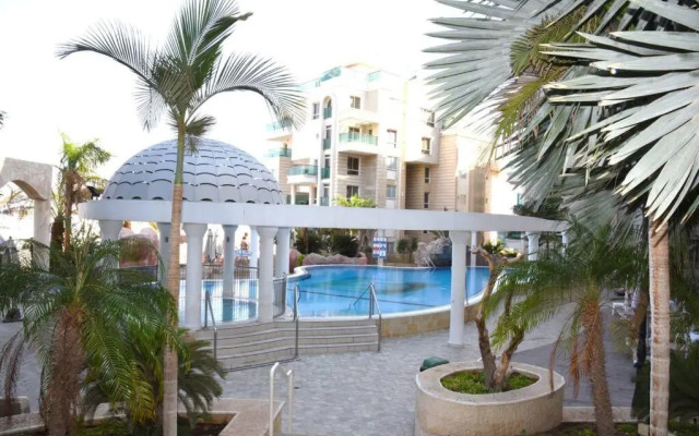 Sunny 3BR Apartment Golf Residence