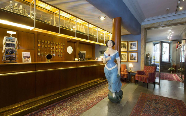 Lady Hamilton Hotel