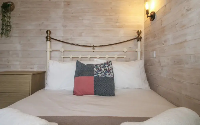 Aston - Shepherd Hut