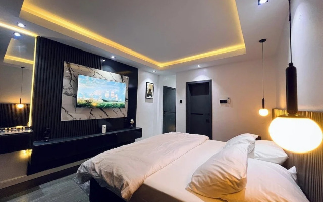 Shortlets Apartment by Tomi