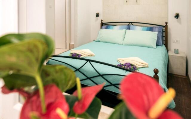 IBIS Your Cosy Oasis With Private Parking and Patio