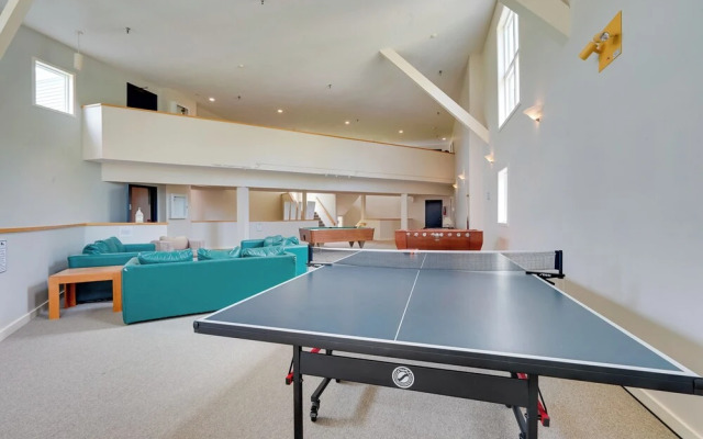 Ski-in/ski-out Magic Mountain Condo w/ Deck!