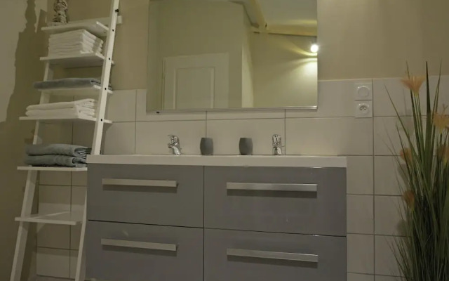 Sun-kissed Villa in Carpentras With Swimming Pool