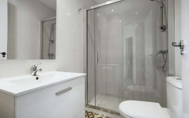 The Best Location, 8pax, 3BD & 2Bth, Reina Sofia II