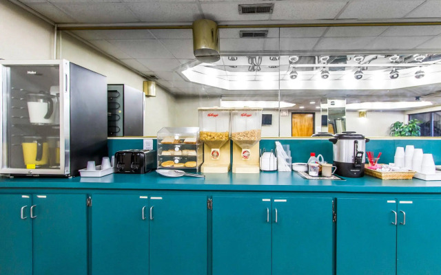 Econo Lodge Inn & Suites