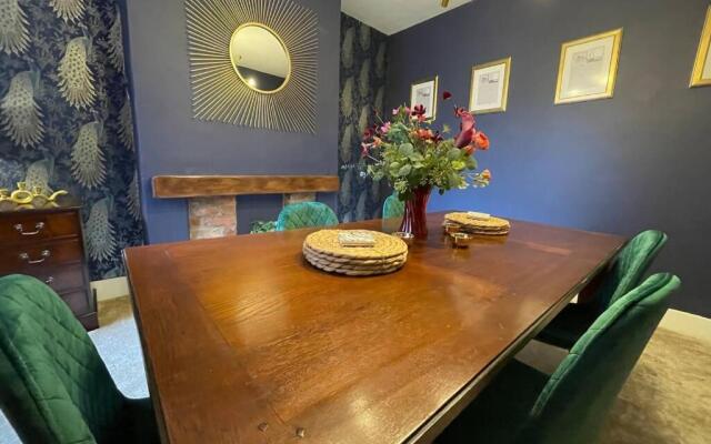 Queens BOUTIQUE HOUSE CITY CENTRE WITH PARKING