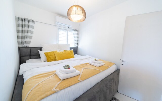 Stunning 3Bdr Apt Prime Location