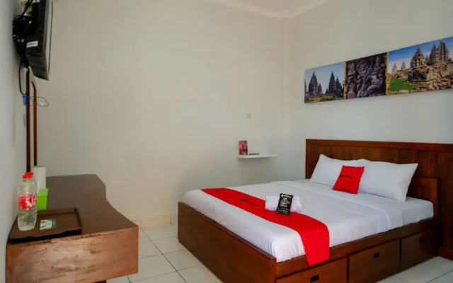 RedDoorz near Padang Golf Adisucipto