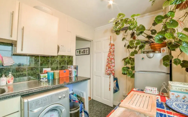 1 BR Limehouse Flat With Stunning Views of London!