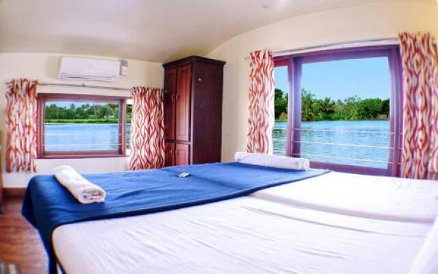 Green Heaven House Boat 1