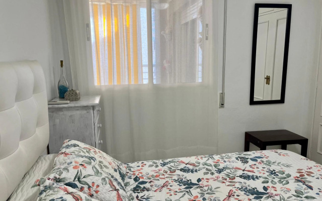 Apartamento con parking y piscina frente al mar para 4 personas