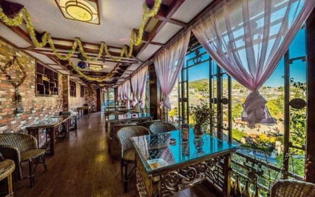 Lijiang Qianxuelou Hotel