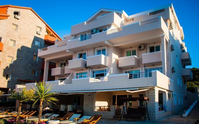 Adeona apartments - On the beach