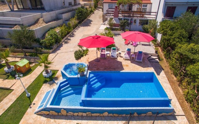 Nice Home in Slatine with Hot Tub, WiFi & 6 Bedrooms