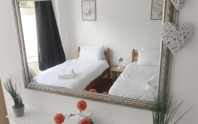 Cosy House Walking distance to Beach Free Parking