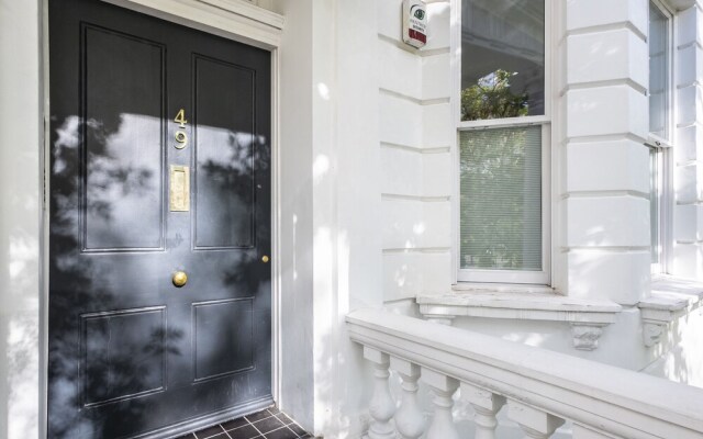Stunning Colville Gardens Apartment - ADCT