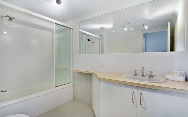 2 Bedroom Apartment located in central Broadbeach