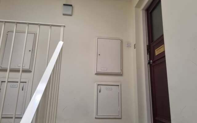 Lovely 2 Bedroom Apartment With Private Parking