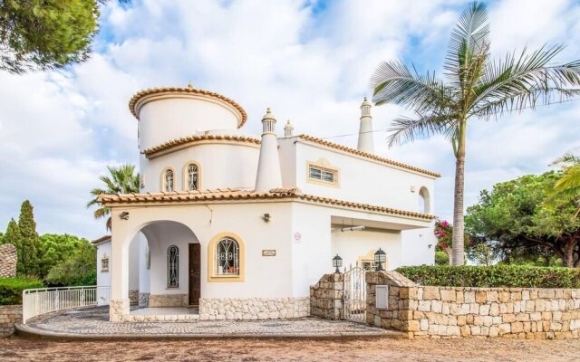 Stunning 3-bed Villa in Albufeira