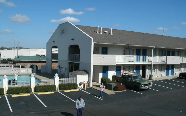 Motel 6 Millington, TN