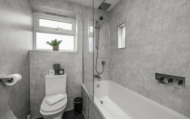 Sunset Townhouse With Free Parking