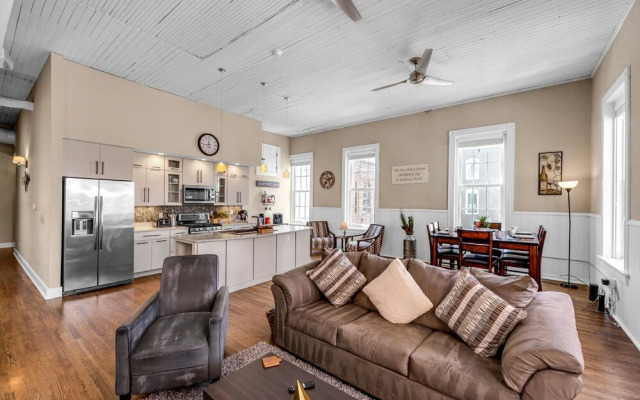 Downtown Delight - Private Balcony - Downtown Condo