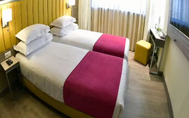 Naya Hotel