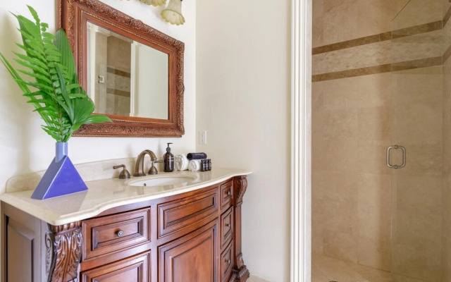 Florence by AvantStay | Estate w/ Dock & Pool | Sleeps 16