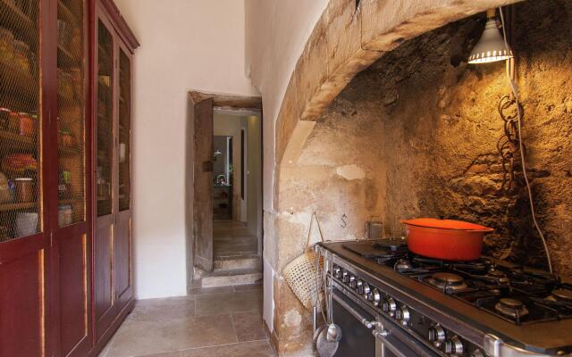 Historic Mansion by the River Lot in Cenevieres