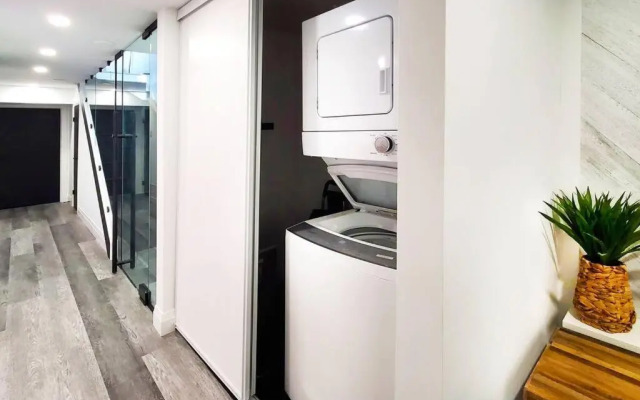Renovated Guest Suite Near The Lake & High Park in Toronto!