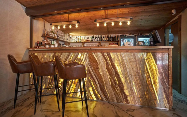 Апартаменты в отеле Red Wood (Ред Вуд)