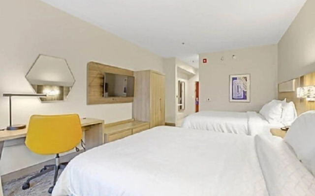 Holiday Inn Express Gulfport Beach by IHG