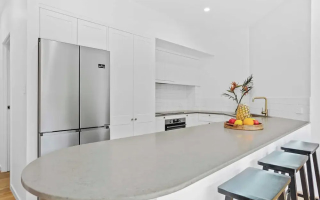 Private Burleigh Retreat a Walk to Beach